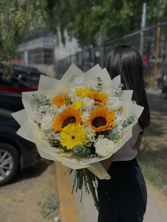 Ramo de rosas y gerberas rosas con envoltura suave – Florería Paola AR