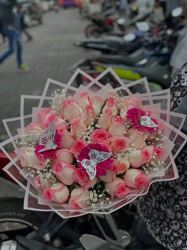 Ramo de rosas suaves y margaritas en envoltura rosa – Florería Paola AR