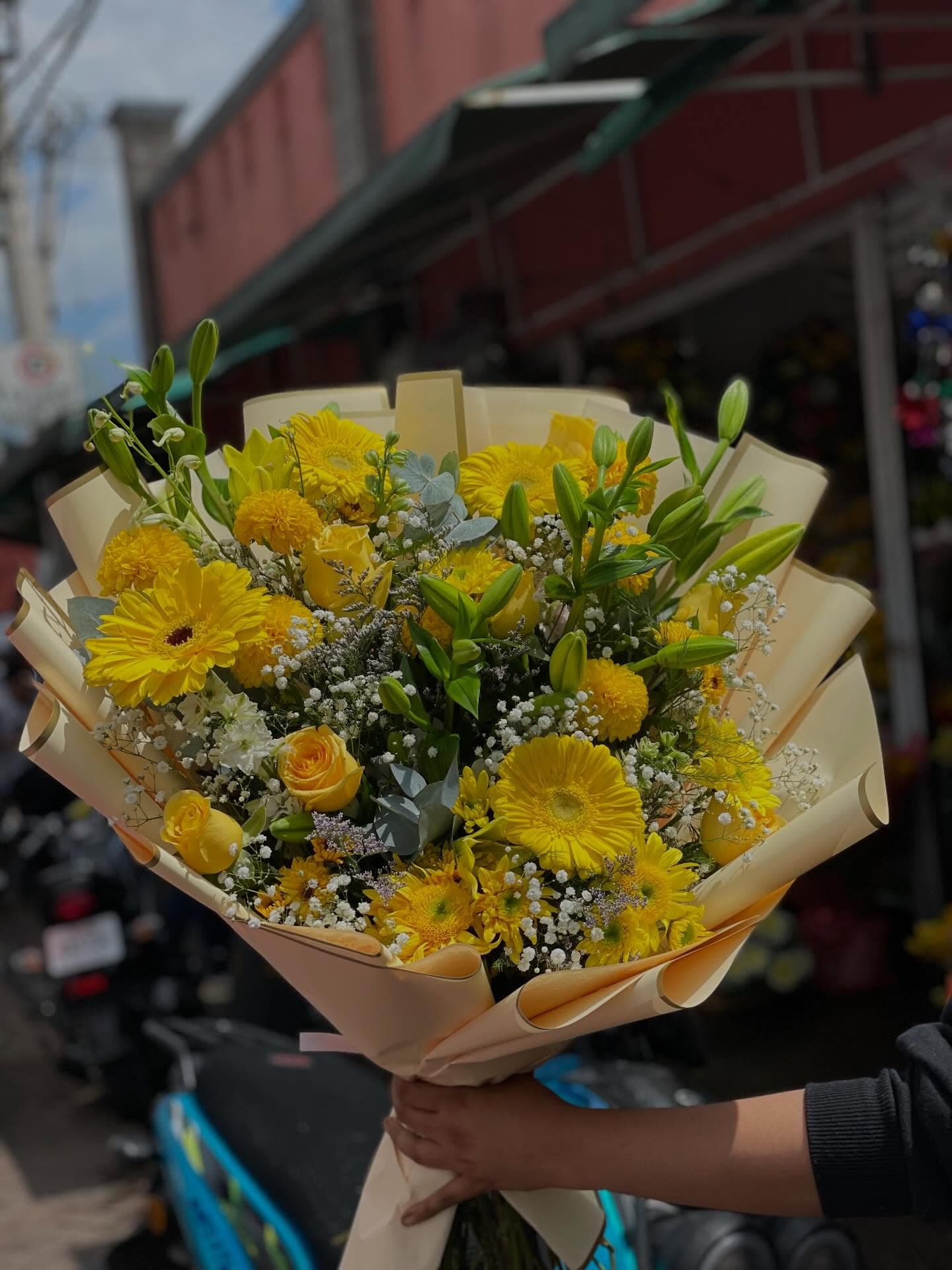 Girasoles y lirios amarillos en envoltura crema – Florería Paola AR