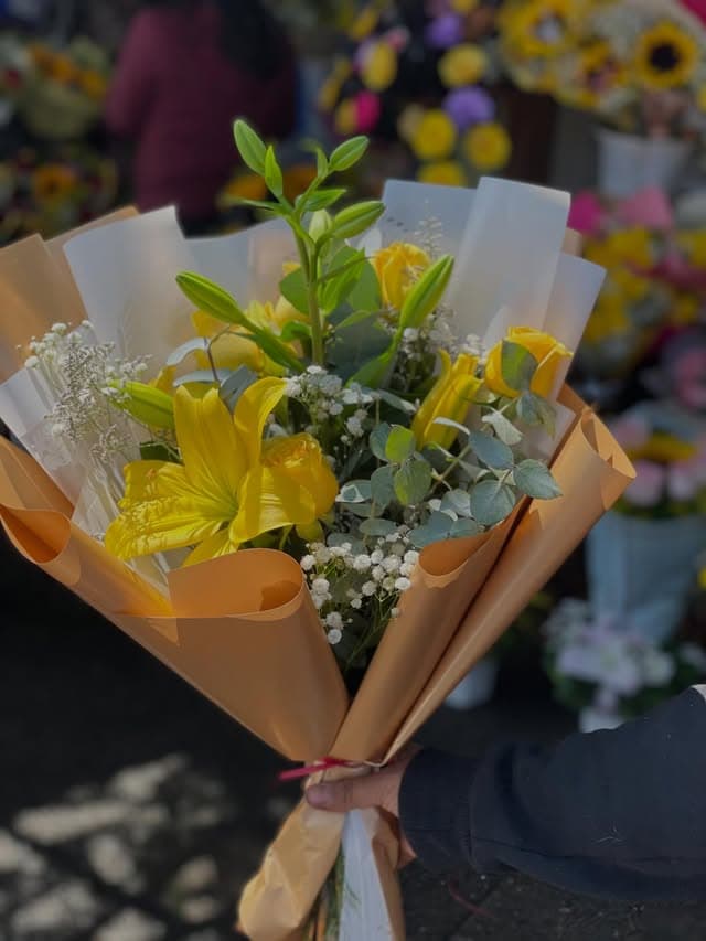Arreglo con lirios amarillos y flores frescas – Florería Paola AR