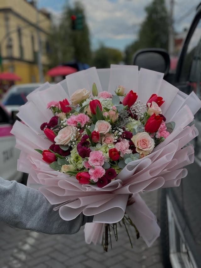 Ramo de novia con rosas blancas, peonías y eucalipto – Florería Paola AR