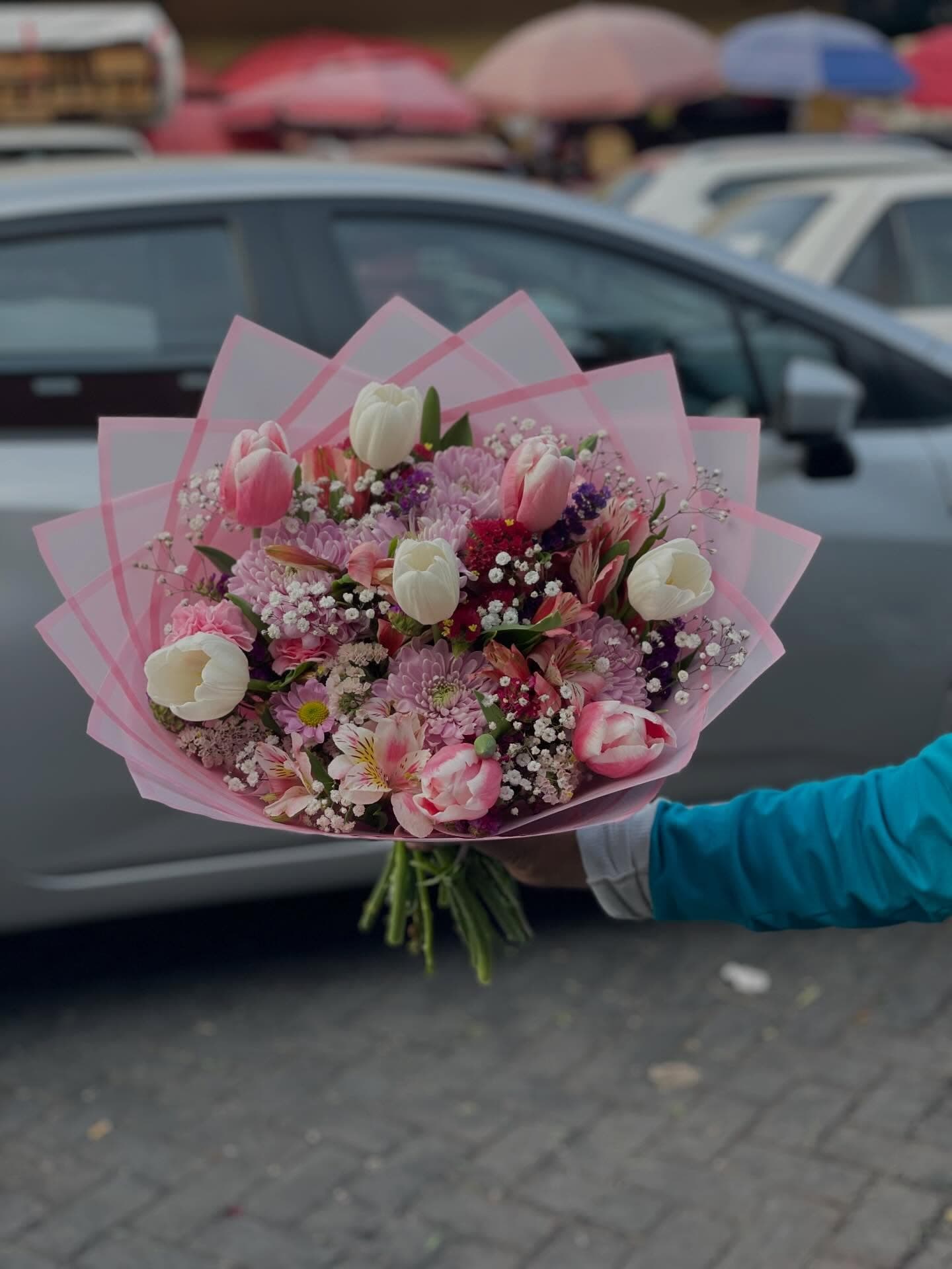 Ramo de tulipanes rosas y flores mixtas – Florería Paola AR