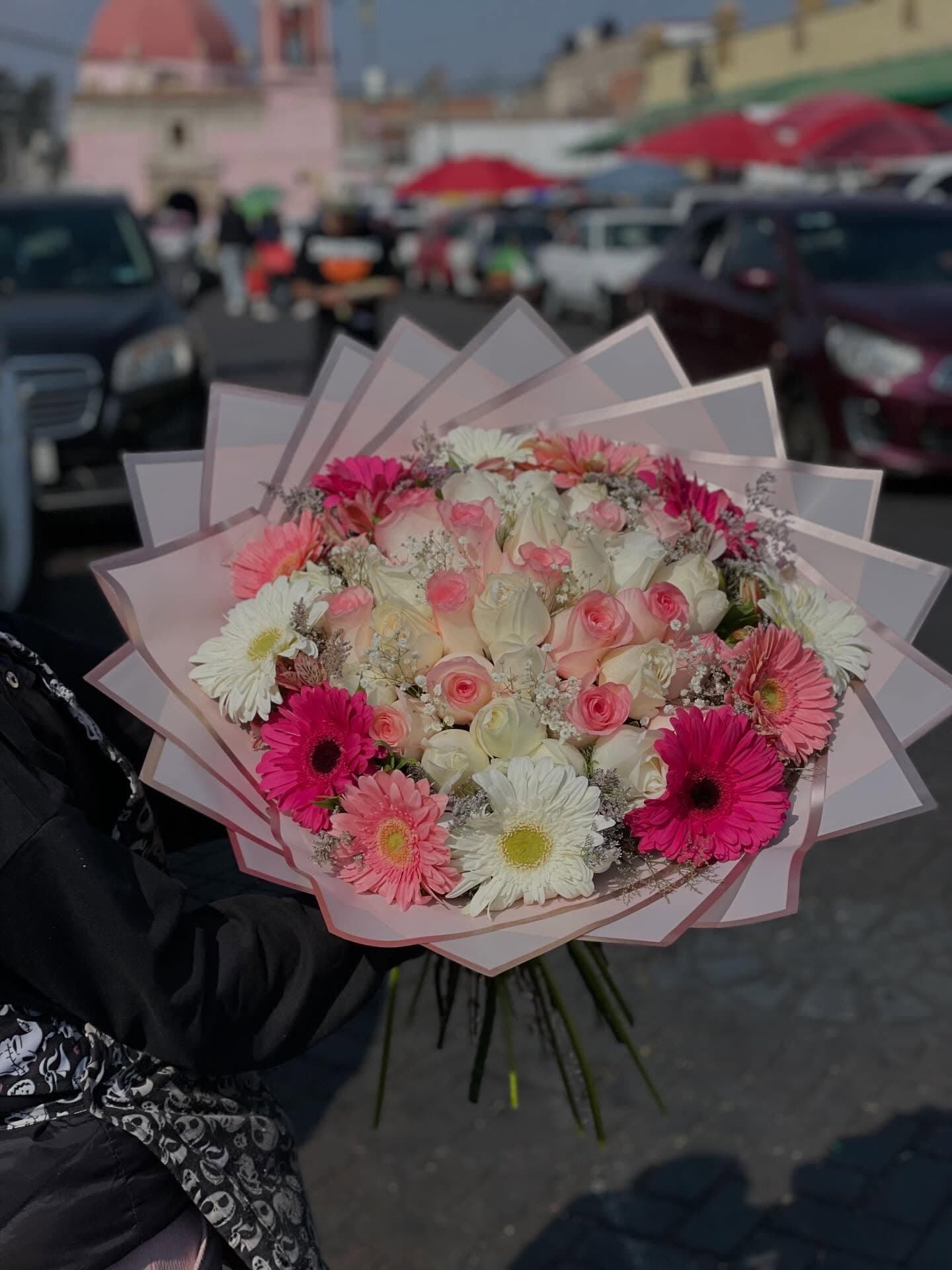 Ramo personalizado con gerberas y mariposas decorativas – Florería Paola AR