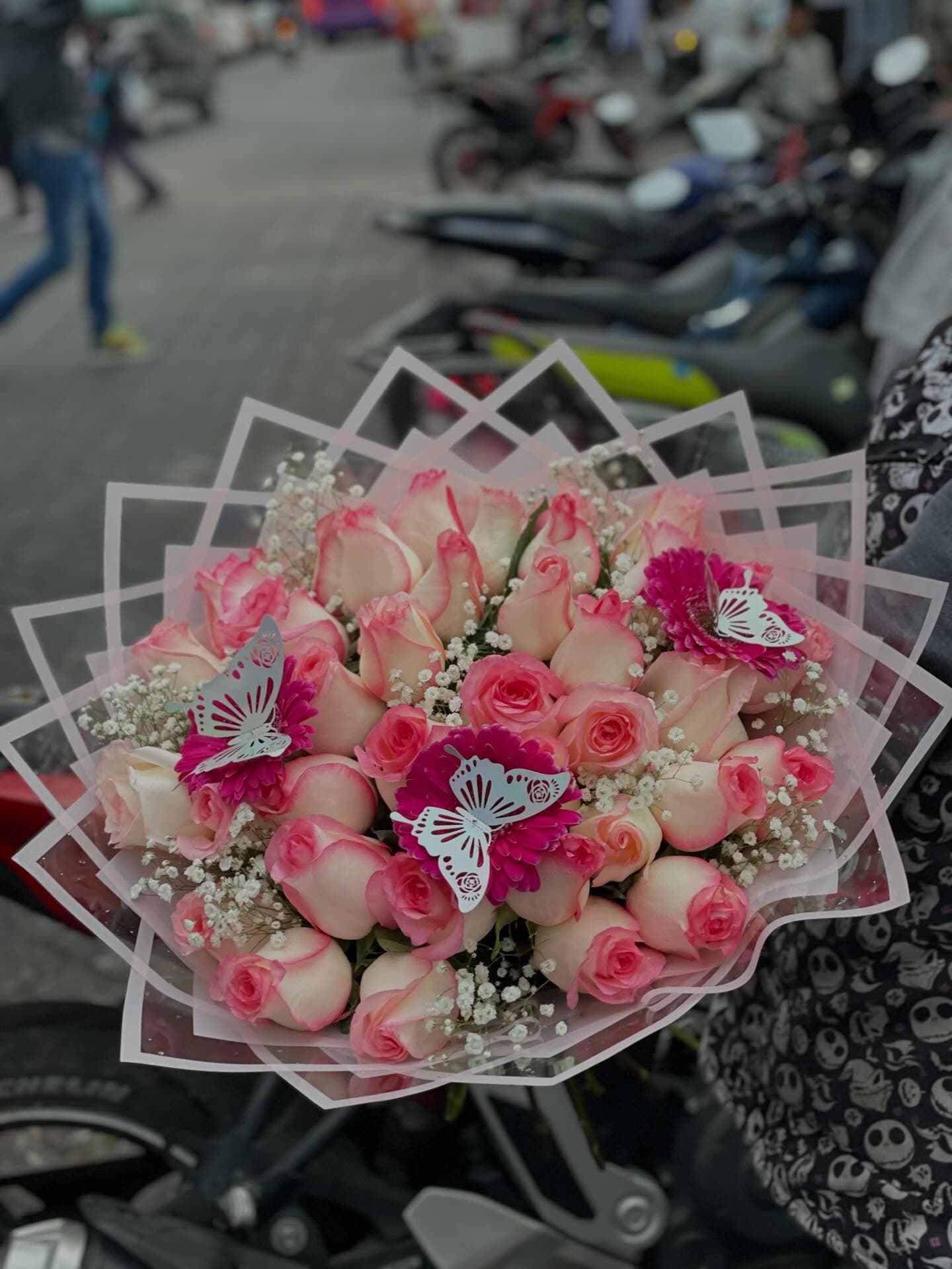Ramo de rosas fucsia con mariposas – Florería Paola AR
